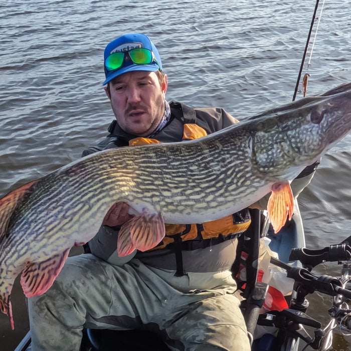 stor gädda fångad från fiskekajak Hobie Pro Angler 12 360