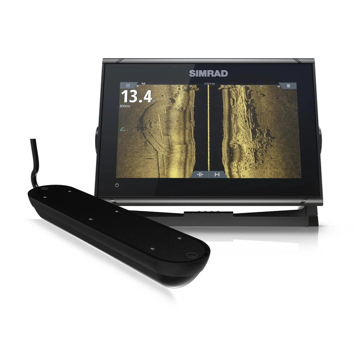 Simrad GO9 XSE med Active Imaging 3-i-1-givare (000-14841-001) – display med radarbild överlagd på sjökort på skärmen, tillsammans med givaren som ingår