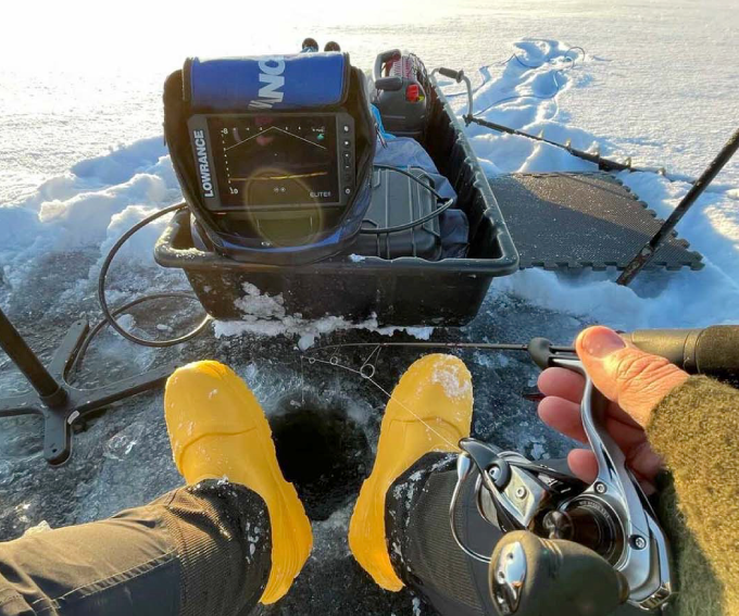 Ice fishing with Fubuki boots, Lowrance sonar and transducers and Rebelcell battery. www.kayakstore.se